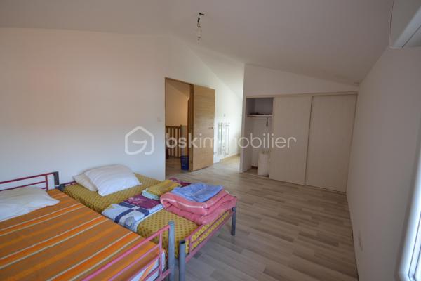 LEDENON

Venez découvrir cette grande villa individuelle au calme avec sa belle vue dégagée. ce bien est répartie sur trois niveaux bénéficie d’un cadre paisible et d’un fort potentiel, permettant la réalisation de nombreux projets : grande maison familiale, gîte, chambres d’hôtes ou encore accueil familial.

Le rez-de-chaussée se compose d’un garage, d’une grande pièce d’accueil / réception avec bar, d’une cuisine, d’une buanderie, de toilettes, d’un dressing, d’une chaufferie ainsi que de plusieurs espaces ateliers.

Au premier étage, vous trouverez une entrée, des toilettes, un cellier, une cuisine équipée et aménagée ouvrant sur une petite terrasse, ainsi qu’un séjour lumineux donnant accès à une belle véranda. Ce niveau comprend également deux chambres, un dressing et une salle d’eau.

Au deuxième étage, un bureau ouvert sur une mezzanine, une grande chambre ainsi qu’une salle d’eau avec toilettes complètent l’ensemble.

Le terrain, arboré et entièrement clôturé, est piscinable. Il dispose de nombreux espaces de stationnement.

Côté prestations techniques, la villa est équipée de panneaux photovoltaïques en autoconsommation avec revente, d’un plancher chauffant réversible ainsi que d’un forage. Pour les moments de détente, un jacuzzi 6 places est installé au rez-de-chaussée.

Une visite s’impose pour découvrir tout le potentiel de ce bien.