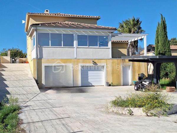 LEDENON

Venez découvrir cette grande villa individuelle au calme avec sa belle vue dégagée. ce bien est répartie sur trois niveaux bénéficie d’un cadre paisible et d’un fort potentiel, permettant la réalisation de nombreux projets : grande maison familiale, gîte, chambres d’hôtes ou encore accueil familial.

Le rez-de-chaussée se compose d’un garage, d’une grande pièce d’accueil / réception avec bar, d’une cuisine, d’une buanderie, de toilettes, d’un dressing, d’une chaufferie ainsi que de plusieurs espaces ateliers.

Au premier étage, vous trouverez une entrée, des toilettes, un cellier, une cuisine équipée et aménagée ouvrant sur une petite terrasse, ainsi qu’un séjour lumineux donnant accès à une belle véranda. Ce niveau comprend également deux chambres, un dressing et une salle d’eau.

Au deuxième étage, un bureau ouvert sur une mezzanine, une grande chambre ainsi qu’une salle d’eau avec toilettes complètent l’ensemble.

Le terrain, arboré et entièrement clôturé, est piscinable. Il dispose de nombreux espaces de stationnement.

Côté prestations techniques, la villa est équipée de panneaux photovoltaïques en autoconsommation avec revente, d’un plancher chauffant réversible ainsi que d’un forage. Pour les moments de détente, un jacuzzi 6 places est installé au rez-de-chaussée.

Une visite s’impose pour découvrir tout le potentiel de ce bien.