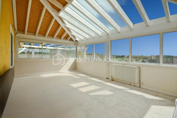 LEDENON

Venez découvrir cette grande villa individuelle au calme avec sa belle vue dégagée. ce bien est répartie sur trois niveaux bénéficie d’un cadre paisible et d’un fort potentiel, permettant la réalisation de nombreux projets : grande maison familiale, gîte, chambres d’hôtes ou encore accueil familial.

Le rez-de-chaussée se compose d’un garage, d’une grande pièce d’accueil / réception avec bar, d’une cuisine, d’une buanderie, de toilettes, d’un dressing, d’une chaufferie ainsi que de plusieurs espaces ateliers.

Au premier étage, vous trouverez une entrée, des toilettes, un cellier, une cuisine équipée et aménagée ouvrant sur une petite terrasse, ainsi qu’un séjour lumineux donnant accès à une belle véranda. Ce niveau comprend également deux chambres, un dressing et une salle d’eau.

Au deuxième étage, un bureau ouvert sur une mezzanine, une grande chambre ainsi qu’une salle d’eau avec toilettes complètent l’ensemble.

Le terrain, arboré et entièrement clôturé, est piscinable. Il dispose de nombreux espaces de stationnement.

Côté prestations techniques, la villa est équipée de panneaux photovoltaïques en autoconsommation avec revente, d’un plancher chauffant réversible ainsi que d’un forage. Pour les moments de détente, un jacuzzi 6 places est installé au rez-de-chaussée.

Une visite s’impose pour découvrir tout le potentiel de ce bien.