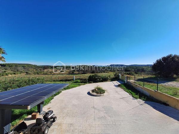 LEDENON

Venez découvrir cette grande villa individuelle au calme avec sa belle vue dégagée. ce bien est répartie sur trois niveaux bénéficie d’un cadre paisible et d’un fort potentiel, permettant la réalisation de nombreux projets : grande maison familiale, gîte, chambres d’hôtes ou encore accueil familial.

Le rez-de-chaussée se compose d’un garage, d’une grande pièce d’accueil / réception avec bar, d’une cuisine, d’une buanderie, de toilettes, d’un dressing, d’une chaufferie ainsi que de plusieurs espaces ateliers.

Au premier étage, vous trouverez une entrée, des toilettes, un cellier, une cuisine équipée et aménagée ouvrant sur une petite terrasse, ainsi qu’un séjour lumineux donnant accès à une belle véranda. Ce niveau comprend également deux chambres, un dressing et une salle d’eau.

Au deuxième étage, un bureau ouvert sur une mezzanine, une grande chambre ainsi qu’une salle d’eau avec toilettes complètent l’ensemble.

Le terrain, arboré et entièrement clôturé, est piscinable. Il dispose de nombreux espaces de stationnement.

Côté prestations techniques, la villa est équipée de panneaux photovoltaïques en autoconsommation avec revente, d’un plancher chauffant réversible ainsi que d’un forage. Pour les moments de détente, un jacuzzi 6 places est installé au rez-de-chaussée.

Une visite s’impose pour découvrir tout le potentiel de ce bien.