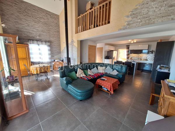 LEDENON

Venez découvrir cette grande villa individuelle au calme avec sa belle vue dégagée. ce bien est répartie sur trois niveaux bénéficie d’un cadre paisible et d’un fort potentiel, permettant la réalisation de nombreux projets : grande maison familiale, gîte, chambres d’hôtes ou encore accueil familial.

Le rez-de-chaussée se compose d’un garage, d’une grande pièce d’accueil / réception avec bar, d’une cuisine, d’une buanderie, de toilettes, d’un dressing, d’une chaufferie ainsi que de plusieurs espaces ateliers.

Au premier étage, vous trouverez une entrée, des toilettes, un cellier, une cuisine équipée et aménagée ouvrant sur une petite terrasse, ainsi qu’un séjour lumineux donnant accès à une belle véranda. Ce niveau comprend également deux chambres, un dressing et une salle d’eau.

Au deuxième étage, un bureau ouvert sur une mezzanine, une grande chambre ainsi qu’une salle d’eau avec toilettes complètent l’ensemble.

Le terrain, arboré et entièrement clôturé, est piscinable. Il dispose de nombreux espaces de stationnement.

Côté prestations techniques, la villa est équipée de panneaux photovoltaïques en autoconsommation avec revente, d’un plancher chauffant réversible ainsi que d’un forage. Pour les moments de détente, un jacuzzi 6 places est installé au rez-de-chaussée.

Une visite s’impose pour découvrir tout le potentiel de ce bien.