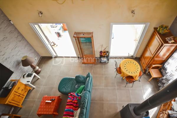 LEDENON

Venez découvrir cette grande villa individuelle au calme avec sa belle vue dégagée. ce bien est répartie sur trois niveaux bénéficie d’un cadre paisible et d’un fort potentiel, permettant la réalisation de nombreux projets : grande maison familiale, gîte, chambres d’hôtes ou encore accueil familial.

Le rez-de-chaussée se compose d’un garage, d’une grande pièce d’accueil / réception avec bar, d’une cuisine, d’une buanderie, de toilettes, d’un dressing, d’une chaufferie ainsi que de plusieurs espaces ateliers.

Au premier étage, vous trouverez une entrée, des toilettes, un cellier, une cuisine équipée et aménagée ouvrant sur une petite terrasse, ainsi qu’un séjour lumineux donnant accès à une belle véranda. Ce niveau comprend également deux chambres, un dressing et une salle d’eau.

Au deuxième étage, un bureau ouvert sur une mezzanine, une grande chambre ainsi qu’une salle d’eau avec toilettes complètent l’ensemble.

Le terrain, arboré et entièrement clôturé, est piscinable. Il dispose de nombreux espaces de stationnement.

Côté prestations techniques, la villa est équipée de panneaux photovoltaïques en autoconsommation avec revente, d’un plancher chauffant réversible ainsi que d’un forage. Pour les moments de détente, un jacuzzi 6 places est installé au rez-de-chaussée.

Une visite s’impose pour découvrir tout le potentiel de ce bien.