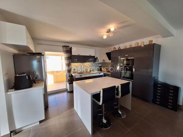 LEDENON

Venez découvrir cette grande villa individuelle au calme avec sa belle vue dégagée. ce bien est répartie sur trois niveaux bénéficie d’un cadre paisible et d’un fort potentiel, permettant la réalisation de nombreux projets : grande maison familiale, gîte, chambres d’hôtes ou encore accueil familial.

Le rez-de-chaussée se compose d’un garage, d’une grande pièce d’accueil / réception avec bar, d’une cuisine, d’une buanderie, de toilettes, d’un dressing, d’une chaufferie ainsi que de plusieurs espaces ateliers.

Au premier étage, vous trouverez une entrée, des toilettes, un cellier, une cuisine équipée et aménagée ouvrant sur une petite terrasse, ainsi qu’un séjour lumineux donnant accès à une belle véranda. Ce niveau comprend également deux chambres, un dressing et une salle d’eau.

Au deuxième étage, un bureau ouvert sur une mezzanine, une grande chambre ainsi qu’une salle d’eau avec toilettes complètent l’ensemble.

Le terrain, arboré et entièrement clôturé, est piscinable. Il dispose de nombreux espaces de stationnement.

Côté prestations techniques, la villa est équipée de panneaux photovoltaïques en autoconsommation avec revente, d’un plancher chauffant réversible ainsi que d’un forage. Pour les moments de détente, un jacuzzi 6 places est installé au rez-de-chaussée.

Une visite s’impose pour découvrir tout le potentiel de ce bien.