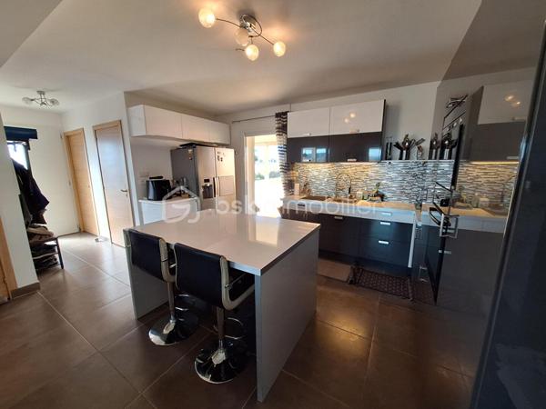 LEDENON

Venez découvrir cette grande villa individuelle au calme avec sa belle vue dégagée. ce bien est répartie sur trois niveaux bénéficie d’un cadre paisible et d’un fort potentiel, permettant la réalisation de nombreux projets : grande maison familiale, gîte, chambres d’hôtes ou encore accueil familial.

Le rez-de-chaussée se compose d’un garage, d’une grande pièce d’accueil / réception avec bar, d’une cuisine, d’une buanderie, de toilettes, d’un dressing, d’une chaufferie ainsi que de plusieurs espaces ateliers.

Au premier étage, vous trouverez une entrée, des toilettes, un cellier, une cuisine équipée et aménagée ouvrant sur une petite terrasse, ainsi qu’un séjour lumineux donnant accès à une belle véranda. Ce niveau comprend également deux chambres, un dressing et une salle d’eau.

Au deuxième étage, un bureau ouvert sur une mezzanine, une grande chambre ainsi qu’une salle d’eau avec toilettes complètent l’ensemble.

Le terrain, arboré et entièrement clôturé, est piscinable. Il dispose de nombreux espaces de stationnement.

Côté prestations techniques, la villa est équipée de panneaux photovoltaïques en autoconsommation avec revente, d’un plancher chauffant réversible ainsi que d’un forage. Pour les moments de détente, un jacuzzi 6 places est installé au rez-de-chaussée.

Une visite s’impose pour découvrir tout le potentiel de ce bien.