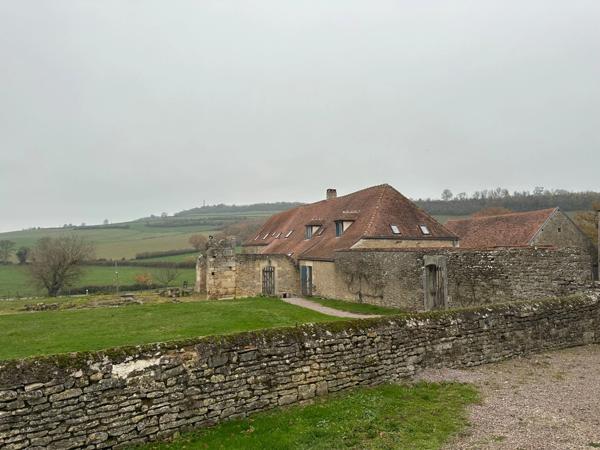 Demeure historique PRECY-SOUS-THIL composée de 15 pièces (390 m²) et 950 m² de dépendances