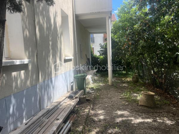 APPARTEMENT 2 CHAMBRES  EN REZ DE CHAUSSEE 65m² JARDIN 90M²

Appartement avec 2 chambres, salon séparé, salle à manger indépendante, cuisine fermée le tout donnant sur un jardin de 90m² offrant de nombreuses possibilités de réaménagements pour profiter du jardin.
Cet appartement est vendu avec une cave, sans place de parking.
Il se situe à moins de 300 mètres du polygone, et du jardin des poètes.
Quelques travaux sont à prévoir pour remettre au goût, voir réaménager les pièces afin de mieux profiter du jardin ouvert sur 2 rues.
Produit rare en centre ville.