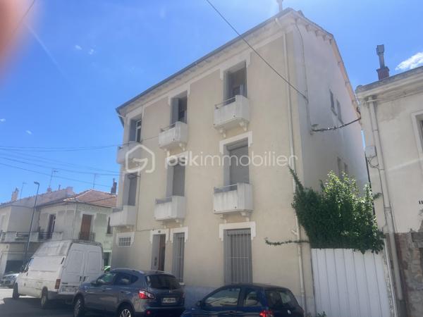 APPARTEMENT 2 CHAMBRES  EN REZ DE CHAUSSEE 65m² JARDIN 90M²

Appartement avec 2 chambres, salon séparé, salle à manger indépendante, cuisine fermée le tout donnant sur un jardin de 90m² offrant de nombreuses possibilités de réaménagements pour profiter du jardin.
Cet appartement est vendu avec une cave, sans place de parking.
Il se situe à moins de 300 mètres du polygone, et du jardin des poètes.
Quelques travaux sont à prévoir pour remettre au goût, voir réaménager les pièces afin de mieux profiter du jardin ouvert sur 2 rues.
Produit rare en centre ville.