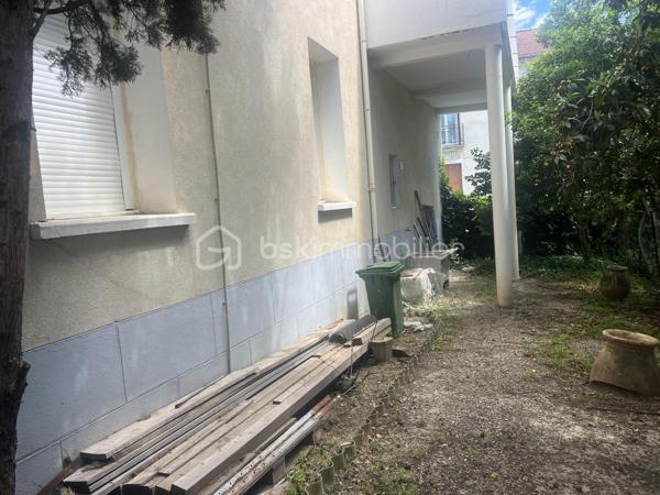 APPARTEMENT 2 CHAMBRES  EN REZ DE CHAUSSEE 65m² JARDIN 90M²

Appartement avec 2 chambres, salon séparé, salle à manger indépendante, cuisine fermée le tout donnant sur un jardin de 90m² offrant de nombreuses possibilités de réaménagements pour profiter du jardin.
Cet appartement est vendu avec une cave, sans place de parking.
Il se situe à moins de 300 mètres du polygone, et du jardin des poètes.
Quelques travaux sont à prévoir pour remettre au goût, voir réaménager les pièces afin de mieux profiter du jardin ouvert sur 2 rues.
Produit rare en centre ville.