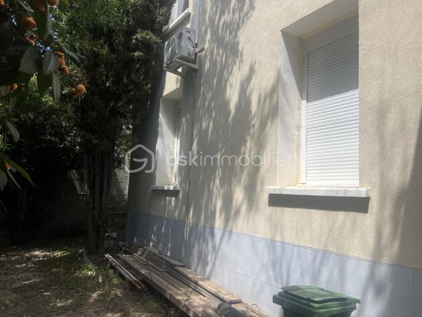 APPARTEMENT 2 CHAMBRES  EN REZ DE CHAUSSEE 65m² JARDIN 90M²

Appartement avec 2 chambres, salon séparé, salle à manger indépendante, cuisine fermée le tout donnant sur un jardin de 90m² offrant de nombreuses possibilités de réaménagements pour profiter du jardin.
Cet appartement est vendu avec une cave, sans place de parking.
Il se situe à moins de 300 mètres du polygone, et du jardin des poètes.
Quelques travaux sont à prévoir pour remettre au goût, voir réaménager les pièces afin de mieux profiter du jardin ouvert sur 2 rues.
Produit rare en centre ville.