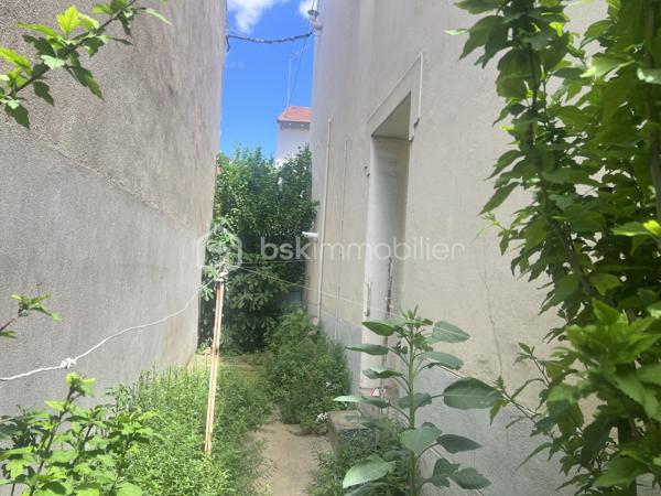 APPARTEMENT 2 CHAMBRES  EN REZ DE CHAUSSEE 65m² JARDIN 90M²

Appartement avec 2 chambres, salon séparé, salle à manger indépendante, cuisine fermée le tout donnant sur un jardin de 90m² offrant de nombreuses possibilités de réaménagements pour profiter du jardin.
Cet appartement est vendu avec une cave, sans place de parking.
Il se situe à moins de 300 mètres du polygone, et du jardin des poètes.
Quelques travaux sont à prévoir pour remettre au goût, voir réaménager les pièces afin de mieux profiter du jardin ouvert sur 2 rues.
Produit rare en centre ville.