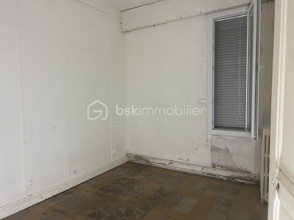 APPARTEMENT 2 CHAMBRES  EN REZ DE CHAUSSEE 65m² JARDIN 90M²

Appartement avec 2 chambres, salon séparé, salle à manger indépendante, cuisine fermée le tout donnant sur un jardin de 90m² offrant de nombreuses possibilités de réaménagements pour profiter du jardin.
Cet appartement est vendu avec une cave, sans place de parking.
Il se situe à moins de 300 mètres du polygone, et du jardin des poètes.
Quelques travaux sont à prévoir pour remettre au goût, voir réaménager les pièces afin de mieux profiter du jardin ouvert sur 2 rues.
Produit rare en centre ville.