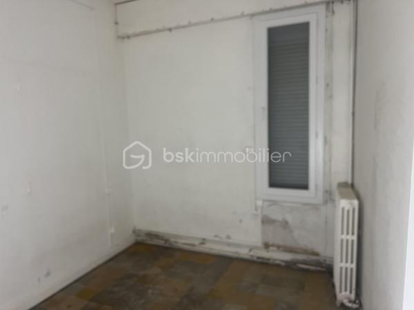 APPARTEMENT 2 CHAMBRES  EN REZ DE CHAUSSEE 65m² JARDIN 90M²

Appartement avec 2 chambres, salon séparé, salle à manger indépendante, cuisine fermée le tout donnant sur un jardin de 90m² offrant de nombreuses possibilités de réaménagements pour profiter du jardin.
Cet appartement est vendu avec une cave, sans place de parking.
Il se situe à moins de 300 mètres du polygone, et du jardin des poètes.
Quelques travaux sont à prévoir pour remettre au goût, voir réaménager les pièces afin de mieux profiter du jardin ouvert sur 2 rues.
Produit rare en centre ville.