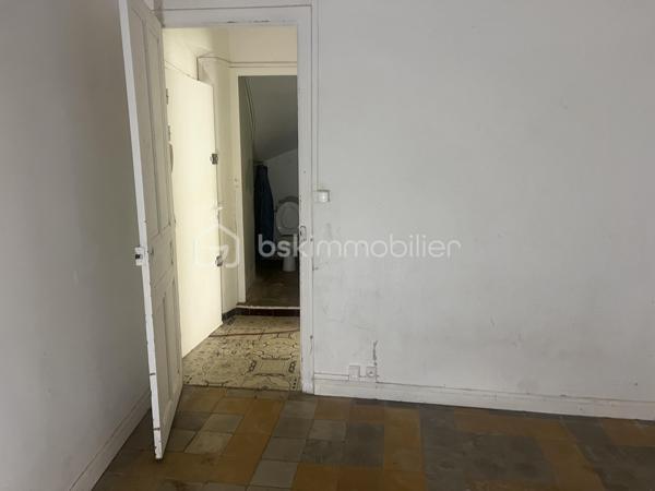 APPARTEMENT 2 CHAMBRES  EN REZ DE CHAUSSEE 65m² JARDIN 90M²

Appartement avec 2 chambres, salon séparé, salle à manger indépendante, cuisine fermée le tout donnant sur un jardin de 90m² offrant de nombreuses possibilités de réaménagements pour profiter du jardin.
Cet appartement est vendu avec une cave, sans place de parking.
Il se situe à moins de 300 mètres du polygone, et du jardin des poètes.
Quelques travaux sont à prévoir pour remettre au goût, voir réaménager les pièces afin de mieux profiter du jardin ouvert sur 2 rues.
Produit rare en centre ville.