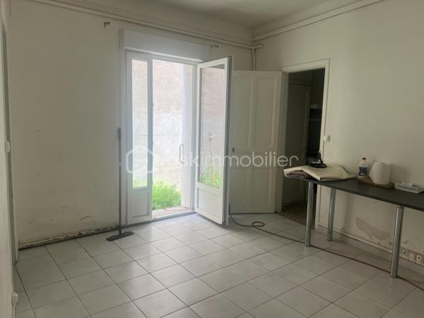 APPARTEMENT 2 CHAMBRES  EN REZ DE CHAUSSEE 65m² JARDIN 90M²

Appartement avec 2 chambres, salon séparé, salle à manger indépendante, cuisine fermée le tout donnant sur un jardin de 90m² offrant de nombreuses possibilités de réaménagements pour profiter du jardin.
Cet appartement est vendu avec une cave, sans place de parking.
Il se situe à moins de 300 mètres du polygone, et du jardin des poètes.
Quelques travaux sont à prévoir pour remettre au goût, voir réaménager les pièces afin de mieux profiter du jardin ouvert sur 2 rues.
Produit rare en centre ville.
