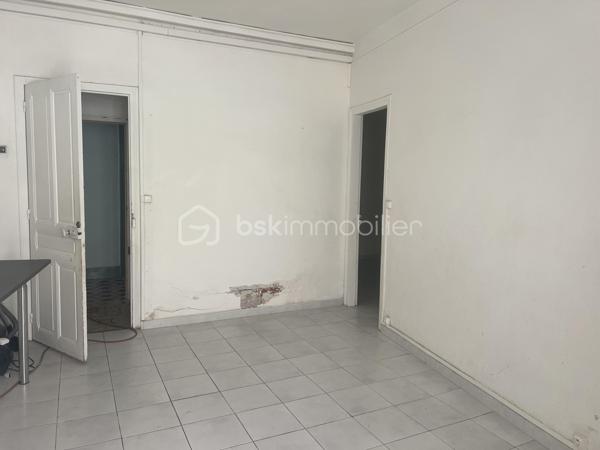 APPARTEMENT 2 CHAMBRES  EN REZ DE CHAUSSEE 65m² JARDIN 90M²

Appartement avec 2 chambres, salon séparé, salle à manger indépendante, cuisine fermée le tout donnant sur un jardin de 90m² offrant de nombreuses possibilités de réaménagements pour profiter du jardin.
Cet appartement est vendu avec une cave, sans place de parking.
Il se situe à moins de 300 mètres du polygone, et du jardin des poètes.
Quelques travaux sont à prévoir pour remettre au goût, voir réaménager les pièces afin de mieux profiter du jardin ouvert sur 2 rues.
Produit rare en centre ville.