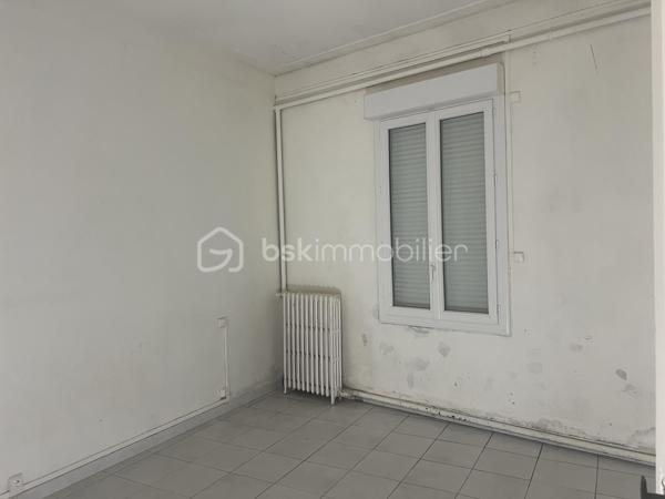 APPARTEMENT 2 CHAMBRES  EN REZ DE CHAUSSEE 65m² JARDIN 90M²

Appartement avec 2 chambres, salon séparé, salle à manger indépendante, cuisine fermée le tout donnant sur un jardin de 90m² offrant de nombreuses possibilités de réaménagements pour profiter du jardin.
Cet appartement est vendu avec une cave, sans place de parking.
Il se situe à moins de 300 mètres du polygone, et du jardin des poètes.
Quelques travaux sont à prévoir pour remettre au goût, voir réaménager les pièces afin de mieux profiter du jardin ouvert sur 2 rues.
Produit rare en centre ville.