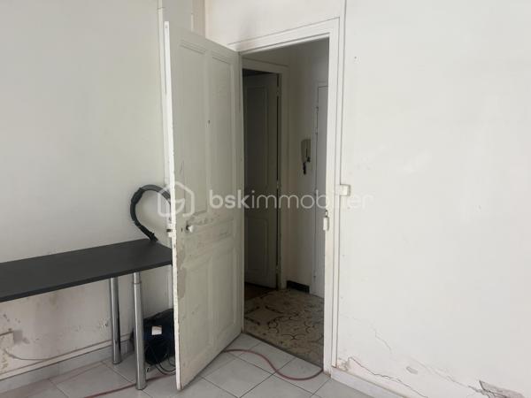 APPARTEMENT 2 CHAMBRES  EN REZ DE CHAUSSEE 65m² JARDIN 90M²

Appartement avec 2 chambres, salon séparé, salle à manger indépendante, cuisine fermée le tout donnant sur un jardin de 90m² offrant de nombreuses possibilités de réaménagements pour profiter du jardin.
Cet appartement est vendu avec une cave, sans place de parking.
Il se situe à moins de 300 mètres du polygone, et du jardin des poètes.
Quelques travaux sont à prévoir pour remettre au goût, voir réaménager les pièces afin de mieux profiter du jardin ouvert sur 2 rues.
Produit rare en centre ville.