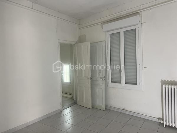 APPARTEMENT 2 CHAMBRES  EN REZ DE CHAUSSEE 65m² JARDIN 90M²

Appartement avec 2 chambres, salon séparé, salle à manger indépendante, cuisine fermée le tout donnant sur un jardin de 90m² offrant de nombreuses possibilités de réaménagements pour profiter du jardin.
Cet appartement est vendu avec une cave, sans place de parking.
Il se situe à moins de 300 mètres du polygone, et du jardin des poètes.
Quelques travaux sont à prévoir pour remettre au goût, voir réaménager les pièces afin de mieux profiter du jardin ouvert sur 2 rues.
Produit rare en centre ville.