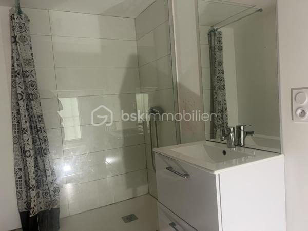 APPARTEMENT 2 CHAMBRES  EN REZ DE CHAUSSEE 65m² JARDIN 90M²

Appartement avec 2 chambres, salon séparé, salle à manger indépendante, cuisine fermée le tout donnant sur un jardin de 90m² offrant de nombreuses possibilités de réaménagements pour profiter du jardin.
Cet appartement est vendu avec une cave, sans place de parking.
Il se situe à moins de 300 mètres du polygone, et du jardin des poètes.
Quelques travaux sont à prévoir pour remettre au goût, voir réaménager les pièces afin de mieux profiter du jardin ouvert sur 2 rues.
Produit rare en centre ville.