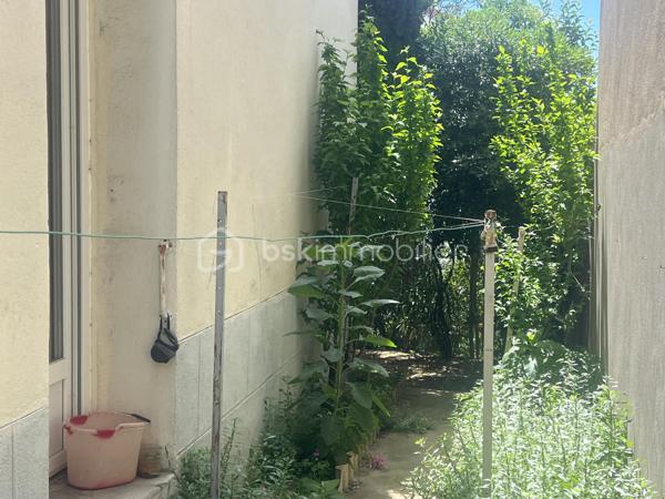 APPARTEMENT 2 CHAMBRES  EN REZ DE CHAUSSEE 65m² JARDIN 90M²

Appartement avec 2 chambres, salon séparé, salle à manger indépendante, cuisine fermée le tout donnant sur un jardin de 90m² offrant de nombreuses possibilités de réaménagements pour profiter du jardin.
Cet appartement est vendu avec une cave, sans place de parking.
Il se situe à moins de 300 mètres du polygone, et du jardin des poètes.
Quelques travaux sont à prévoir pour remettre au goût, voir réaménager les pièces afin de mieux profiter du jardin ouvert sur 2 rues.
Produit rare en centre ville.