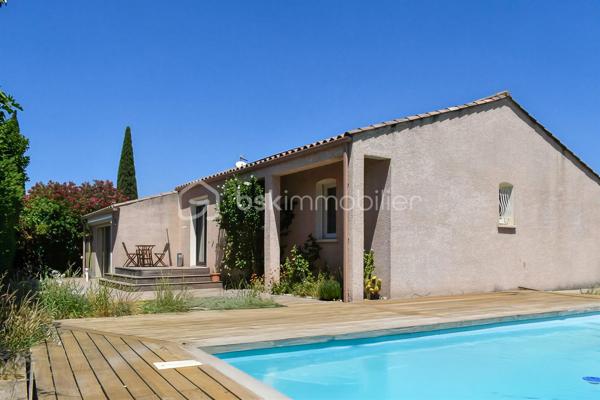 Découvrez cette charmante maison traditionnelle située dans un quartier pavillonnaire paisible de Saint-André-de-Sangonis.
Implantée sur une parcelle de 626 m², cette maison lumineuse de 103 m² environ offre un cadre de vie confortable et fonctionnel, idéal pour une famille à la recherche de tranquillité et d'espace.

Dès l'entrée, vous serez séduits par sa vaste pièce de vie de plus de 43 m², baignée de lumière. Cet espace convivial réunit salon, séjour et cuisine ouverte. La terrasse surélevée, accessible directement depuis la pièce de vie, constitue un véritable prolongement de la maison vers le jardin.

Dans le prolongement du séjour, quelques marches mènent à une pièce supplémentaire bénéficiant d'une baie vitrée et terrasse: Bureau, salon TV, salle de jeux ou quatrième chambre : cet espace s'adapte facilement à tous vos projets.

L'espace nuit se compose de trois chambres avec placard ainsi que d'une salle d'eau fonctionnelle, wc séparé.

Un garage isolé avec mezzanine et accès direct à la maison complète les prestations.

Côté confort, la maison dispose d'une climatisation gainable, de panneaux solaires,chauffe-eau thermodynamique ainsi que d'un adoucisseur d'eau. Eau du canal.

À l'extérieur, vous profiterez d'un agréable jardin arboré agrémenté de lauriers en fleurs, d'une piscine propice aux moments de détente et d'espaces à aménager selon vos envies. Deux portails facilitent l'accès à la propriété et permettent le stationnement de plusieurs véhicules, dont trois voitures sur la parcelle.

Les atouts :
• Maison 4 faces
• Pièce de vie de plus de 43 m²
• Possibilité de créer une 4ème chambre
• Climatisation gainable
• Panneaux solaires
• Piscine
• Garage isolé avec accès direct
• Stationnement multiple
• Terrain de 626 m²

Une maison lumineuse, évolutive et agréable à vivre, offrant un beau potentiel d'aménagement dans un environnement recherché.
Les visuels de home stanging facilitent la projection et permettent d'imaginer le potentiel d'aménagement de ce bien.
