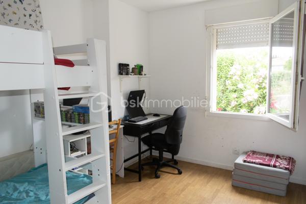 Découvrez cette charmante maison traditionnelle située dans un quartier pavillonnaire paisible de Saint-André-de-Sangonis.
Implantée sur une parcelle de 626 m², cette maison lumineuse de 103 m² environ offre un cadre de vie confortable et fonctionnel, idéal pour une famille à la recherche de tranquillité et d'espace.

Dès l'entrée, vous serez séduits par sa vaste pièce de vie de plus de 43 m², baignée de lumière. Cet espace convivial réunit salon, séjour et cuisine ouverte. La terrasse surélevée, accessible directement depuis la pièce de vie, constitue un véritable prolongement de la maison vers le jardin.

Dans le prolongement du séjour, quelques marches mènent à une pièce supplémentaire bénéficiant d'une baie vitrée et terrasse: Bureau, salon TV, salle de jeux ou quatrième chambre : cet espace s'adapte facilement à tous vos projets.

L'espace nuit se compose de trois chambres avec placard ainsi que d'une salle d'eau fonctionnelle, wc séparé.

Un garage isolé avec mezzanine et accès direct à la maison complète les prestations.

Côté confort, la maison dispose d'une climatisation gainable, de panneaux solaires,chauffe-eau thermodynamique ainsi que d'un adoucisseur d'eau. Eau du canal.

À l'extérieur, vous profiterez d'un agréable jardin arboré agrémenté de lauriers en fleurs, d'une piscine propice aux moments de détente et d'espaces à aménager selon vos envies. Deux portails facilitent l'accès à la propriété et permettent le stationnement de plusieurs véhicules, dont trois voitures sur la parcelle.

Les atouts :
• Maison 4 faces
• Pièce de vie de plus de 43 m²
• Possibilité de créer une 4ème chambre
• Climatisation gainable
• Panneaux solaires
• Piscine
• Garage isolé avec accès direct
• Stationnement multiple
• Terrain de 626 m²

Une maison lumineuse, évolutive et agréable à vivre, offrant un beau potentiel d'aménagement dans un environnement recherché.
Les visuels de home stanging facilitent la projection et permettent d'imaginer le potentiel d'aménagement de ce bien.