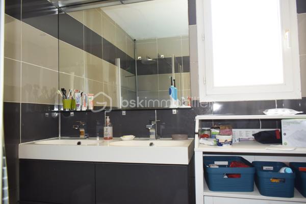 Découvrez cette charmante maison traditionnelle située dans un quartier pavillonnaire paisible de Saint-André-de-Sangonis.
Implantée sur une parcelle de 626 m², cette maison lumineuse de 103 m² environ offre un cadre de vie confortable et fonctionnel, idéal pour une famille à la recherche de tranquillité et d'espace.

Dès l'entrée, vous serez séduits par sa vaste pièce de vie de plus de 43 m², baignée de lumière. Cet espace convivial réunit salon, séjour et cuisine ouverte. La terrasse surélevée, accessible directement depuis la pièce de vie, constitue un véritable prolongement de la maison vers le jardin.

Dans le prolongement du séjour, quelques marches mènent à une pièce supplémentaire bénéficiant d'une baie vitrée et terrasse: Bureau, salon TV, salle de jeux ou quatrième chambre : cet espace s'adapte facilement à tous vos projets.

L'espace nuit se compose de trois chambres avec placard ainsi que d'une salle d'eau fonctionnelle, wc séparé.

Un garage isolé avec mezzanine et accès direct à la maison complète les prestations.

Côté confort, la maison dispose d'une climatisation gainable, de panneaux solaires,chauffe-eau thermodynamique ainsi que d'un adoucisseur d'eau. Eau du canal.

À l'extérieur, vous profiterez d'un agréable jardin arboré agrémenté de lauriers en fleurs, d'une piscine propice aux moments de détente et d'espaces à aménager selon vos envies. Deux portails facilitent l'accès à la propriété et permettent le stationnement de plusieurs véhicules, dont trois voitures sur la parcelle.

Les atouts :
• Maison 4 faces
• Pièce de vie de plus de 43 m²
• Possibilité de créer une 4ème chambre
• Climatisation gainable
• Panneaux solaires
• Piscine
• Garage isolé avec accès direct
• Stationnement multiple
• Terrain de 626 m²

Une maison lumineuse, évolutive et agréable à vivre, offrant un beau potentiel d'aménagement dans un environnement recherché.
Les visuels de home stanging facilitent la projection et permettent d'imaginer le potentiel d'aménagement de ce bien.