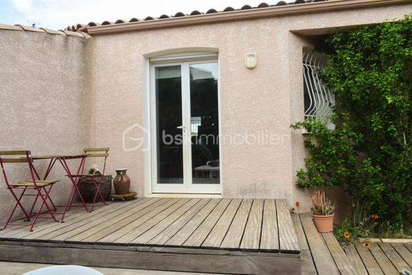Découvrez cette charmante maison traditionnelle située dans un quartier pavillonnaire paisible de Saint-André-de-Sangonis.
Implantée sur une parcelle de 626 m², cette maison lumineuse de 103 m² environ offre un cadre de vie confortable et fonctionnel, idéal pour une famille à la recherche de tranquillité et d'espace.

Dès l'entrée, vous serez séduits par sa vaste pièce de vie de plus de 43 m², baignée de lumière. Cet espace convivial réunit salon, séjour et cuisine ouverte. La terrasse surélevée, accessible directement depuis la pièce de vie, constitue un véritable prolongement de la maison vers le jardin.

Dans le prolongement du séjour, quelques marches mènent à une pièce supplémentaire bénéficiant d'une baie vitrée et terrasse: Bureau, salon TV, salle de jeux ou quatrième chambre : cet espace s'adapte facilement à tous vos projets.

L'espace nuit se compose de trois chambres avec placard ainsi que d'une salle d'eau fonctionnelle, wc séparé.

Un garage isolé avec mezzanine et accès direct à la maison complète les prestations.

Côté confort, la maison dispose d'une climatisation gainable, de panneaux solaires,chauffe-eau thermodynamique ainsi que d'un adoucisseur d'eau. Eau du canal.

À l'extérieur, vous profiterez d'un agréable jardin arboré agrémenté de lauriers en fleurs, d'une piscine propice aux moments de détente et d'espaces à aménager selon vos envies. Deux portails facilitent l'accès à la propriété et permettent le stationnement de plusieurs véhicules, dont trois voitures sur la parcelle.

Les atouts :
• Maison 4 faces
• Pièce de vie de plus de 43 m²
• Possibilité de créer une 4ème chambre
• Climatisation gainable
• Panneaux solaires
• Piscine
• Garage isolé avec accès direct
• Stationnement multiple
• Terrain de 626 m²

Une maison lumineuse, évolutive et agréable à vivre, offrant un beau potentiel d'aménagement dans un environnement recherché.
Les visuels de home stanging facilitent la projection et permettent d'imaginer le potentiel d'aménagement de ce bien.