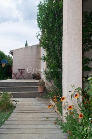 Découvrez cette charmante maison traditionnelle située dans un quartier pavillonnaire paisible de Saint-André-de-Sangonis.
Implantée sur une parcelle de 626 m², cette maison lumineuse de 103 m² environ offre un cadre de vie confortable et fonctionnel, idéal pour une famille à la recherche de tranquillité et d'espace.

Dès l'entrée, vous serez séduits par sa vaste pièce de vie de plus de 43 m², baignée de lumière. Cet espace convivial réunit salon, séjour et cuisine ouverte. La terrasse surélevée, accessible directement depuis la pièce de vie, constitue un véritable prolongement de la maison vers le jardin.

Dans le prolongement du séjour, quelques marches mènent à une pièce supplémentaire bénéficiant d'une baie vitrée et terrasse: Bureau, salon TV, salle de jeux ou quatrième chambre : cet espace s'adapte facilement à tous vos projets.

L'espace nuit se compose de trois chambres avec placard ainsi que d'une salle d'eau fonctionnelle, wc séparé.

Un garage isolé avec mezzanine et accès direct à la maison complète les prestations.

Côté confort, la maison dispose d'une climatisation gainable, de panneaux solaires,chauffe-eau thermodynamique ainsi que d'un adoucisseur d'eau. Eau du canal.

À l'extérieur, vous profiterez d'un agréable jardin arboré agrémenté de lauriers en fleurs, d'une piscine propice aux moments de détente et d'espaces à aménager selon vos envies. Deux portails facilitent l'accès à la propriété et permettent le stationnement de plusieurs véhicules, dont trois voitures sur la parcelle.

Les atouts :
• Maison 4 faces
• Pièce de vie de plus de 43 m²
• Possibilité de créer une 4ème chambre
• Climatisation gainable
• Panneaux solaires
• Piscine
• Garage isolé avec accès direct
• Stationnement multiple
• Terrain de 626 m²

Une maison lumineuse, évolutive et agréable à vivre, offrant un beau potentiel d'aménagement dans un environnement recherché.
Les visuels de home stanging facilitent la projection et permettent d'imaginer le potentiel d'aménagement de ce bien.