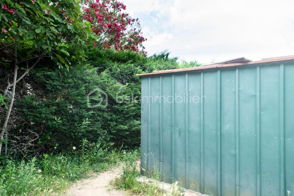 Découvrez cette charmante maison traditionnelle située dans un quartier pavillonnaire paisible de Saint-André-de-Sangonis.
Implantée sur une parcelle de 626 m², cette maison lumineuse de 103 m² environ offre un cadre de vie confortable et fonctionnel, idéal pour une famille à la recherche de tranquillité et d'espace.

Dès l'entrée, vous serez séduits par sa vaste pièce de vie de plus de 43 m², baignée de lumière. Cet espace convivial réunit salon, séjour et cuisine ouverte. La terrasse surélevée, accessible directement depuis la pièce de vie, constitue un véritable prolongement de la maison vers le jardin.

Dans le prolongement du séjour, quelques marches mènent à une pièce supplémentaire bénéficiant d'une baie vitrée et terrasse: Bureau, salon TV, salle de jeux ou quatrième chambre : cet espace s'adapte facilement à tous vos projets.

L'espace nuit se compose de trois chambres avec placard ainsi que d'une salle d'eau fonctionnelle, wc séparé.

Un garage isolé avec mezzanine et accès direct à la maison complète les prestations.

Côté confort, la maison dispose d'une climatisation gainable, de panneaux solaires,chauffe-eau thermodynamique ainsi que d'un adoucisseur d'eau. Eau du canal.

À l'extérieur, vous profiterez d'un agréable jardin arboré agrémenté de lauriers en fleurs, d'une piscine propice aux moments de détente et d'espaces à aménager selon vos envies. Deux portails facilitent l'accès à la propriété et permettent le stationnement de plusieurs véhicules, dont trois voitures sur la parcelle.

Les atouts :
• Maison 4 faces
• Pièce de vie de plus de 43 m²
• Possibilité de créer une 4ème chambre
• Climatisation gainable
• Panneaux solaires
• Piscine
• Garage isolé avec accès direct
• Stationnement multiple
• Terrain de 626 m²

Une maison lumineuse, évolutive et agréable à vivre, offrant un beau potentiel d'aménagement dans un environnement recherché.
Les visuels de home stanging facilitent la projection et permettent d'imaginer le potentiel d'aménagement de ce bien.