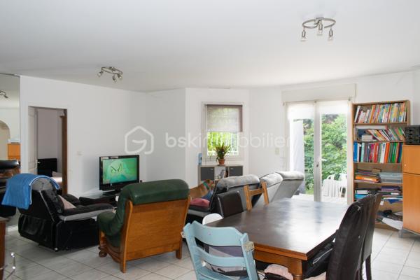 Découvrez cette charmante maison traditionnelle située dans un quartier pavillonnaire paisible de Saint-André-de-Sangonis.
Implantée sur une parcelle de 626 m², cette maison lumineuse de 103 m² environ offre un cadre de vie confortable et fonctionnel, idéal pour une famille à la recherche de tranquillité et d'espace.

Dès l'entrée, vous serez séduits par sa vaste pièce de vie de plus de 43 m², baignée de lumière. Cet espace convivial réunit salon, séjour et cuisine ouverte. La terrasse surélevée, accessible directement depuis la pièce de vie, constitue un véritable prolongement de la maison vers le jardin.

Dans le prolongement du séjour, quelques marches mènent à une pièce supplémentaire bénéficiant d'une baie vitrée et terrasse: Bureau, salon TV, salle de jeux ou quatrième chambre : cet espace s'adapte facilement à tous vos projets.

L'espace nuit se compose de trois chambres avec placard ainsi que d'une salle d'eau fonctionnelle, wc séparé.

Un garage isolé avec mezzanine et accès direct à la maison complète les prestations.

Côté confort, la maison dispose d'une climatisation gainable, de panneaux solaires,chauffe-eau thermodynamique ainsi que d'un adoucisseur d'eau. Eau du canal.

À l'extérieur, vous profiterez d'un agréable jardin arboré agrémenté de lauriers en fleurs, d'une piscine propice aux moments de détente et d'espaces à aménager selon vos envies. Deux portails facilitent l'accès à la propriété et permettent le stationnement de plusieurs véhicules, dont trois voitures sur la parcelle.

Les atouts :
• Maison 4 faces
• Pièce de vie de plus de 43 m²
• Possibilité de créer une 4ème chambre
• Climatisation gainable
• Panneaux solaires
• Piscine
• Garage isolé avec accès direct
• Stationnement multiple
• Terrain de 626 m²

Une maison lumineuse, évolutive et agréable à vivre, offrant un beau potentiel d'aménagement dans un environnement recherché.
Les visuels de home stanging facilitent la projection et permettent d'imaginer le potentiel d'aménagement de ce bien.