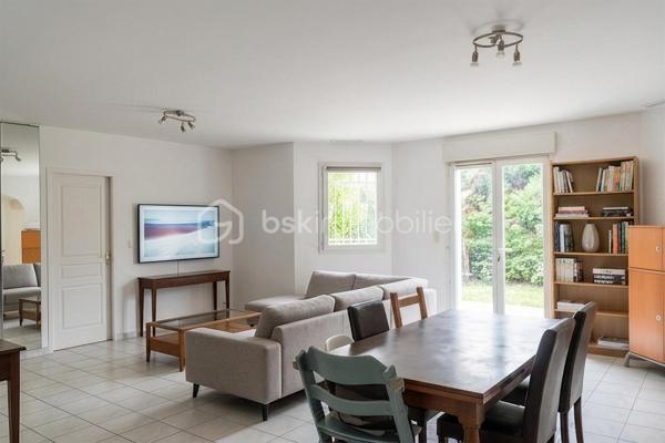 Découvrez cette charmante maison traditionnelle située dans un quartier pavillonnaire paisible de Saint-André-de-Sangonis.
Implantée sur une parcelle de 626 m², cette maison lumineuse de 103 m² environ offre un cadre de vie confortable et fonctionnel, idéal pour une famille à la recherche de tranquillité et d'espace.

Dès l'entrée, vous serez séduits par sa vaste pièce de vie de plus de 43 m², baignée de lumière. Cet espace convivial réunit salon, séjour et cuisine ouverte. La terrasse surélevée, accessible directement depuis la pièce de vie, constitue un véritable prolongement de la maison vers le jardin.

Dans le prolongement du séjour, quelques marches mènent à une pièce supplémentaire bénéficiant d'une baie vitrée et terrasse: Bureau, salon TV, salle de jeux ou quatrième chambre : cet espace s'adapte facilement à tous vos projets.

L'espace nuit se compose de trois chambres avec placard ainsi que d'une salle d'eau fonctionnelle, wc séparé.

Un garage isolé avec mezzanine et accès direct à la maison complète les prestations.

Côté confort, la maison dispose d'une climatisation gainable, de panneaux solaires,chauffe-eau thermodynamique ainsi que d'un adoucisseur d'eau. Eau du canal.

À l'extérieur, vous profiterez d'un agréable jardin arboré agrémenté de lauriers en fleurs, d'une piscine propice aux moments de détente et d'espaces à aménager selon vos envies. Deux portails facilitent l'accès à la propriété et permettent le stationnement de plusieurs véhicules, dont trois voitures sur la parcelle.

Les atouts :
• Maison 4 faces
• Pièce de vie de plus de 43 m²
• Possibilité de créer une 4ème chambre
• Climatisation gainable
• Panneaux solaires
• Piscine
• Garage isolé avec accès direct
• Stationnement multiple
• Terrain de 626 m²

Une maison lumineuse, évolutive et agréable à vivre, offrant un beau potentiel d'aménagement dans un environnement recherché.
Les visuels de home stanging facilitent la projection et permettent d'imaginer le potentiel d'aménagement de ce bien.