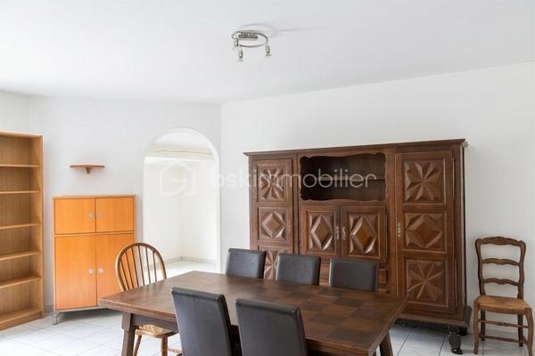 Découvrez cette charmante maison traditionnelle située dans un quartier pavillonnaire paisible de Saint-André-de-Sangonis.
Implantée sur une parcelle de 626 m², cette maison lumineuse de 103 m² environ offre un cadre de vie confortable et fonctionnel, idéal pour une famille à la recherche de tranquillité et d'espace.

Dès l'entrée, vous serez séduits par sa vaste pièce de vie de plus de 43 m², baignée de lumière. Cet espace convivial réunit salon, séjour et cuisine ouverte. La terrasse surélevée, accessible directement depuis la pièce de vie, constitue un véritable prolongement de la maison vers le jardin.

Dans le prolongement du séjour, quelques marches mènent à une pièce supplémentaire bénéficiant d'une baie vitrée et terrasse: Bureau, salon TV, salle de jeux ou quatrième chambre : cet espace s'adapte facilement à tous vos projets.

L'espace nuit se compose de trois chambres avec placard ainsi que d'une salle d'eau fonctionnelle, wc séparé.

Un garage isolé avec mezzanine et accès direct à la maison complète les prestations.

Côté confort, la maison dispose d'une climatisation gainable, de panneaux solaires,chauffe-eau thermodynamique ainsi que d'un adoucisseur d'eau. Eau du canal.

À l'extérieur, vous profiterez d'un agréable jardin arboré agrémenté de lauriers en fleurs, d'une piscine propice aux moments de détente et d'espaces à aménager selon vos envies. Deux portails facilitent l'accès à la propriété et permettent le stationnement de plusieurs véhicules, dont trois voitures sur la parcelle.

Les atouts :
• Maison 4 faces
• Pièce de vie de plus de 43 m²
• Possibilité de créer une 4ème chambre
• Climatisation gainable
• Panneaux solaires
• Piscine
• Garage isolé avec accès direct
• Stationnement multiple
• Terrain de 626 m²

Une maison lumineuse, évolutive et agréable à vivre, offrant un beau potentiel d'aménagement dans un environnement recherché.
Les visuels de home stanging facilitent la projection et permettent d'imaginer le potentiel d'aménagement de ce bien.