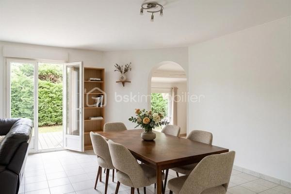 Découvrez cette charmante maison traditionnelle située dans un quartier pavillonnaire paisible de Saint-André-de-Sangonis.
Implantée sur une parcelle de 626 m², cette maison lumineuse de 103 m² environ offre un cadre de vie confortable et fonctionnel, idéal pour une famille à la recherche de tranquillité et d'espace.

Dès l'entrée, vous serez séduits par sa vaste pièce de vie de plus de 43 m², baignée de lumière. Cet espace convivial réunit salon, séjour et cuisine ouverte. La terrasse surélevée, accessible directement depuis la pièce de vie, constitue un véritable prolongement de la maison vers le jardin.

Dans le prolongement du séjour, quelques marches mènent à une pièce supplémentaire bénéficiant d'une baie vitrée et terrasse: Bureau, salon TV, salle de jeux ou quatrième chambre : cet espace s'adapte facilement à tous vos projets.

L'espace nuit se compose de trois chambres avec placard ainsi que d'une salle d'eau fonctionnelle, wc séparé.

Un garage isolé avec mezzanine et accès direct à la maison complète les prestations.

Côté confort, la maison dispose d'une climatisation gainable, de panneaux solaires,chauffe-eau thermodynamique ainsi que d'un adoucisseur d'eau. Eau du canal.

À l'extérieur, vous profiterez d'un agréable jardin arboré agrémenté de lauriers en fleurs, d'une piscine propice aux moments de détente et d'espaces à aménager selon vos envies. Deux portails facilitent l'accès à la propriété et permettent le stationnement de plusieurs véhicules, dont trois voitures sur la parcelle.

Les atouts :
• Maison 4 faces
• Pièce de vie de plus de 43 m²
• Possibilité de créer une 4ème chambre
• Climatisation gainable
• Panneaux solaires
• Piscine
• Garage isolé avec accès direct
• Stationnement multiple
• Terrain de 626 m²

Une maison lumineuse, évolutive et agréable à vivre, offrant un beau potentiel d'aménagement dans un environnement recherché.
Les visuels de home stanging facilitent la projection et permettent d'imaginer le potentiel d'aménagement de ce bien.