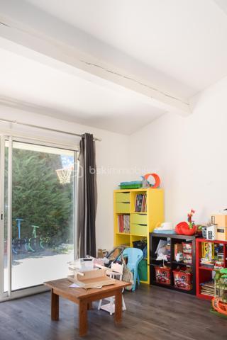 Découvrez cette charmante maison traditionnelle située dans un quartier pavillonnaire paisible de Saint-André-de-Sangonis.
Implantée sur une parcelle de 626 m², cette maison lumineuse de 103 m² environ offre un cadre de vie confortable et fonctionnel, idéal pour une famille à la recherche de tranquillité et d'espace.

Dès l'entrée, vous serez séduits par sa vaste pièce de vie de plus de 43 m², baignée de lumière. Cet espace convivial réunit salon, séjour et cuisine ouverte. La terrasse surélevée, accessible directement depuis la pièce de vie, constitue un véritable prolongement de la maison vers le jardin.

Dans le prolongement du séjour, quelques marches mènent à une pièce supplémentaire bénéficiant d'une baie vitrée et terrasse: Bureau, salon TV, salle de jeux ou quatrième chambre : cet espace s'adapte facilement à tous vos projets.

L'espace nuit se compose de trois chambres avec placard ainsi que d'une salle d'eau fonctionnelle, wc séparé.

Un garage isolé avec mezzanine et accès direct à la maison complète les prestations.

Côté confort, la maison dispose d'une climatisation gainable, de panneaux solaires,chauffe-eau thermodynamique ainsi que d'un adoucisseur d'eau. Eau du canal.

À l'extérieur, vous profiterez d'un agréable jardin arboré agrémenté de lauriers en fleurs, d'une piscine propice aux moments de détente et d'espaces à aménager selon vos envies. Deux portails facilitent l'accès à la propriété et permettent le stationnement de plusieurs véhicules, dont trois voitures sur la parcelle.

Les atouts :
• Maison 4 faces
• Pièce de vie de plus de 43 m²
• Possibilité de créer une 4ème chambre
• Climatisation gainable
• Panneaux solaires
• Piscine
• Garage isolé avec accès direct
• Stationnement multiple
• Terrain de 626 m²

Une maison lumineuse, évolutive et agréable à vivre, offrant un beau potentiel d'aménagement dans un environnement recherché.
Les visuels de home stanging facilitent la projection et permettent d'imaginer le potentiel d'aménagement de ce bien.