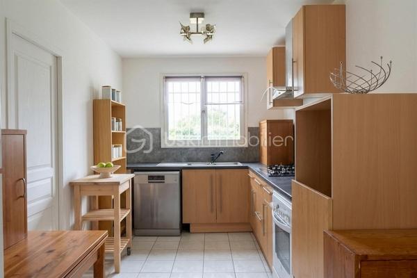 Découvrez cette charmante maison traditionnelle située dans un quartier pavillonnaire paisible de Saint-André-de-Sangonis.
Implantée sur une parcelle de 626 m², cette maison lumineuse de 103 m² environ offre un cadre de vie confortable et fonctionnel, idéal pour une famille à la recherche de tranquillité et d'espace.

Dès l'entrée, vous serez séduits par sa vaste pièce de vie de plus de 43 m², baignée de lumière. Cet espace convivial réunit salon, séjour et cuisine ouverte. La terrasse surélevée, accessible directement depuis la pièce de vie, constitue un véritable prolongement de la maison vers le jardin.

Dans le prolongement du séjour, quelques marches mènent à une pièce supplémentaire bénéficiant d'une baie vitrée et terrasse: Bureau, salon TV, salle de jeux ou quatrième chambre : cet espace s'adapte facilement à tous vos projets.

L'espace nuit se compose de trois chambres avec placard ainsi que d'une salle d'eau fonctionnelle, wc séparé.

Un garage isolé avec mezzanine et accès direct à la maison complète les prestations.

Côté confort, la maison dispose d'une climatisation gainable, de panneaux solaires,chauffe-eau thermodynamique ainsi que d'un adoucisseur d'eau. Eau du canal.

À l'extérieur, vous profiterez d'un agréable jardin arboré agrémenté de lauriers en fleurs, d'une piscine propice aux moments de détente et d'espaces à aménager selon vos envies. Deux portails facilitent l'accès à la propriété et permettent le stationnement de plusieurs véhicules, dont trois voitures sur la parcelle.

Les atouts :
• Maison 4 faces
• Pièce de vie de plus de 43 m²
• Possibilité de créer une 4ème chambre
• Climatisation gainable
• Panneaux solaires
• Piscine
• Garage isolé avec accès direct
• Stationnement multiple
• Terrain de 626 m²

Une maison lumineuse, évolutive et agréable à vivre, offrant un beau potentiel d'aménagement dans un environnement recherché.
Les visuels de home stanging facilitent la projection et permettent d'imaginer le potentiel d'aménagement de ce bien.