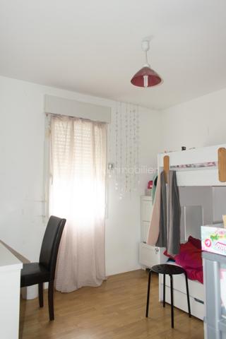 Découvrez cette charmante maison traditionnelle située dans un quartier pavillonnaire paisible de Saint-André-de-Sangonis.
Implantée sur une parcelle de 626 m², cette maison lumineuse de 103 m² environ offre un cadre de vie confortable et fonctionnel, idéal pour une famille à la recherche de tranquillité et d'espace.

Dès l'entrée, vous serez séduits par sa vaste pièce de vie de plus de 43 m², baignée de lumière. Cet espace convivial réunit salon, séjour et cuisine ouverte. La terrasse surélevée, accessible directement depuis la pièce de vie, constitue un véritable prolongement de la maison vers le jardin.

Dans le prolongement du séjour, quelques marches mènent à une pièce supplémentaire bénéficiant d'une baie vitrée et terrasse: Bureau, salon TV, salle de jeux ou quatrième chambre : cet espace s'adapte facilement à tous vos projets.

L'espace nuit se compose de trois chambres avec placard ainsi que d'une salle d'eau fonctionnelle, wc séparé.

Un garage isolé avec mezzanine et accès direct à la maison complète les prestations.

Côté confort, la maison dispose d'une climatisation gainable, de panneaux solaires,chauffe-eau thermodynamique ainsi que d'un adoucisseur d'eau. Eau du canal.

À l'extérieur, vous profiterez d'un agréable jardin arboré agrémenté de lauriers en fleurs, d'une piscine propice aux moments de détente et d'espaces à aménager selon vos envies. Deux portails facilitent l'accès à la propriété et permettent le stationnement de plusieurs véhicules, dont trois voitures sur la parcelle.

Les atouts :
• Maison 4 faces
• Pièce de vie de plus de 43 m²
• Possibilité de créer une 4ème chambre
• Climatisation gainable
• Panneaux solaires
• Piscine
• Garage isolé avec accès direct
• Stationnement multiple
• Terrain de 626 m²

Une maison lumineuse, évolutive et agréable à vivre, offrant un beau potentiel d'aménagement dans un environnement recherché.
Les visuels de home stanging facilitent la projection et permettent d'imaginer le potentiel d'aménagement de ce bien.