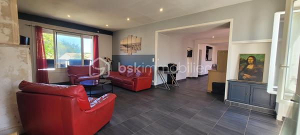 EXCLUSIVITE ETAULES Centre-ville : A proximité immédiate des commerces, écoles, médecin et a seulement 15 min des plages.
Maison de 254 m2, rénovée, au gout du jour comprenant :
Un vaste séjour/salle a manger traversant et lumineux, avec une cheminée, de 76 m2 environ, et sa cuisine ouverte entièrement meublée et équipée.
Une grande suite parentale avec une salle d'eau et wc séparé.
4 chambres lumineuses aux beaux volumes, salle de bain et wc séparé.
Un appartement avec une entrée privative composé :
D'un séjour avec cuisine ouverte meublée et équipée, une chambre , une salle d'eau et wc .
Coté extérieur : Joli terrain d'environ 679 m2, bien exposé, entièrement clos et sans vis a vis comprenant une terrasse, une petite dépendance et un grand garage d'environ 80m2.
Les +++++ :
- Fenêtres PVC double vitrage.
- Jusqu'à 4 stationnements hors garage, camping-car possible.
- Pompe a chaleur.
- Aucun travaux a prévoir.
A votre disposition pour tout renseignement complémentaire au 06.14.04.55.39