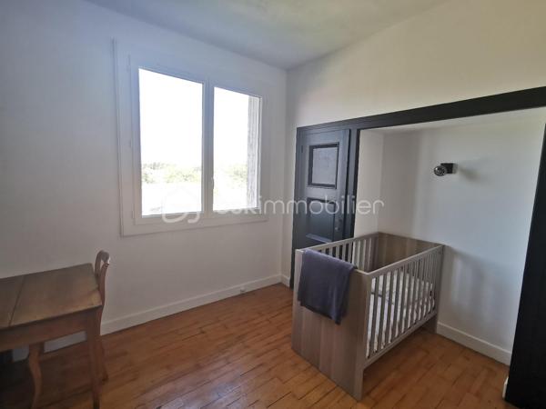 EXCLUSIVITE ETAULES Centre-ville : A proximité immédiate des commerces, écoles, médecin et a seulement 15 min des plages.
Maison de 254 m2, rénovée, au gout du jour comprenant :
Un vaste séjour/salle a manger traversant et lumineux, avec une cheminée, de 76 m2 environ, et sa cuisine ouverte entièrement meublée et équipée.
Une grande suite parentale avec une salle d'eau et wc séparé.
4 chambres lumineuses aux beaux volumes, salle de bain et wc séparé.
Un appartement avec une entrée privative composé :
D'un séjour avec cuisine ouverte meublée et équipée, une chambre , une salle d'eau et wc .
Coté extérieur : Joli terrain d'environ 679 m2, bien exposé, entièrement clos et sans vis a vis comprenant une terrasse, une petite dépendance et un grand garage d'environ 80m2.
Les +++++ :
- Fenêtres PVC double vitrage.
- Jusqu'à 4 stationnements hors garage, camping-car possible.
- Pompe a chaleur.
- Aucun travaux a prévoir.
A votre disposition pour tout renseignement complémentaire au 06.14.04.55.39