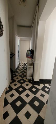EXCLUSIVITE ETAULES Centre-ville : A proximité immédiate des commerces, écoles, médecin et a seulement 15 min des plages.
Maison de 254 m2, rénovée, au gout du jour comprenant :
Un vaste séjour/salle a manger traversant et lumineux, avec une cheminée, de 76 m2 environ, et sa cuisine ouverte entièrement meublée et équipée.
Une grande suite parentale avec une salle d'eau et wc séparé.
4 chambres lumineuses aux beaux volumes, salle de bain et wc séparé.
Un appartement avec une entrée privative composé :
D'un séjour avec cuisine ouverte meublée et équipée, une chambre , une salle d'eau et wc .
Coté extérieur : Joli terrain d'environ 679 m2, bien exposé, entièrement clos et sans vis a vis comprenant une terrasse, une petite dépendance et un grand garage d'environ 80m2.
Les +++++ :
- Fenêtres PVC double vitrage.
- Jusqu'à 4 stationnements hors garage, camping-car possible.
- Pompe a chaleur.
- Aucun travaux a prévoir.
A votre disposition pour tout renseignement complémentaire au 06.14.04.55.39