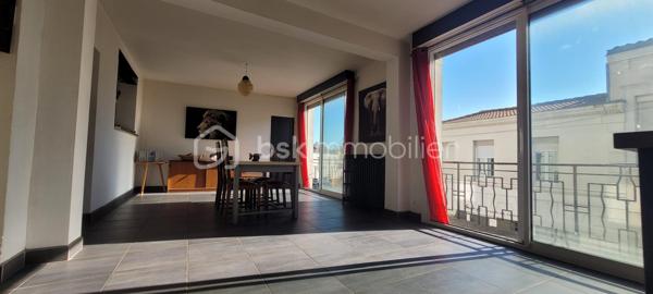 EXCLUSIVITE ETAULES Centre-ville : A proximité immédiate des commerces, écoles, médecin et a seulement 15 min des plages.
Maison de 254 m2, rénovée, au gout du jour comprenant :
Un vaste séjour/salle a manger traversant et lumineux, avec une cheminée, de 76 m2 environ, et sa cuisine ouverte entièrement meublée et équipée.
Une grande suite parentale avec une salle d'eau et wc séparé.
4 chambres lumineuses aux beaux volumes, salle de bain et wc séparé.
Un appartement avec une entrée privative composé :
D'un séjour avec cuisine ouverte meublée et équipée, une chambre , une salle d'eau et wc .
Coté extérieur : Joli terrain d'environ 679 m2, bien exposé, entièrement clos et sans vis a vis comprenant une terrasse, une petite dépendance et un grand garage d'environ 80m2.
Les +++++ :
- Fenêtres PVC double vitrage.
- Jusqu'à 4 stationnements hors garage, camping-car possible.
- Pompe a chaleur.
- Aucun travaux a prévoir.
A votre disposition pour tout renseignement complémentaire au 06.14.04.55.39