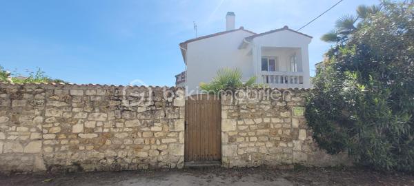 EXCLUSIVITE ETAULES Centre-ville : A proximité immédiate des commerces, écoles, médecin et a seulement 15 min des plages.
Maison de 254 m2, rénovée, au gout du jour comprenant :
Un vaste séjour/salle a manger traversant et lumineux, avec une cheminée, de 76 m2 environ, et sa cuisine ouverte entièrement meublée et équipée.
Une grande suite parentale avec une salle d'eau et wc séparé.
4 chambres lumineuses aux beaux volumes, salle de bain et wc séparé.
Un appartement avec une entrée privative composé :
D'un séjour avec cuisine ouverte meublée et équipée, une chambre , une salle d'eau et wc .
Coté extérieur : Joli terrain d'environ 679 m2, bien exposé, entièrement clos et sans vis a vis comprenant une terrasse, une petite dépendance et un grand garage d'environ 80m2.
Les +++++ :
- Fenêtres PVC double vitrage.
- Jusqu'à 4 stationnements hors garage, camping-car possible.
- Pompe a chaleur.
- Aucun travaux a prévoir.
A votre disposition pour tout renseignement complémentaire au 06.14.04.55.39
