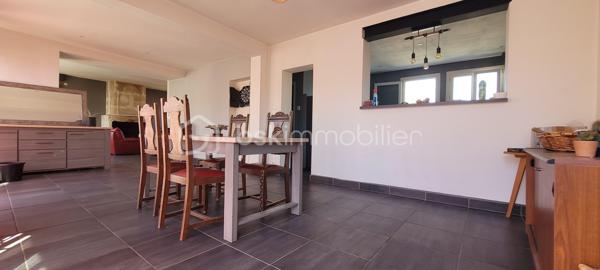 EXCLUSIVITE ETAULES Centre-ville : A proximité immédiate des commerces, écoles, médecin et a seulement 15 min des plages.
Maison de 254 m2, rénovée, au gout du jour comprenant :
Un vaste séjour/salle a manger traversant et lumineux, avec une cheminée, de 76 m2 environ, et sa cuisine ouverte entièrement meublée et équipée.
Une grande suite parentale avec une salle d'eau et wc séparé.
4 chambres lumineuses aux beaux volumes, salle de bain et wc séparé.
Un appartement avec une entrée privative composé :
D'un séjour avec cuisine ouverte meublée et équipée, une chambre , une salle d'eau et wc .
Coté extérieur : Joli terrain d'environ 679 m2, bien exposé, entièrement clos et sans vis a vis comprenant une terrasse, une petite dépendance et un grand garage d'environ 80m2.
Les +++++ :
- Fenêtres PVC double vitrage.
- Jusqu'à 4 stationnements hors garage, camping-car possible.
- Pompe a chaleur.
- Aucun travaux a prévoir.
A votre disposition pour tout renseignement complémentaire au 06.14.04.55.39