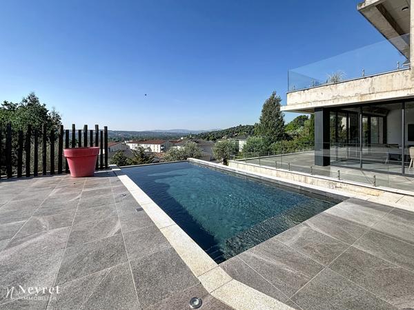 BIEN D'EXCEPTION!! Maison moderne de 228m² habitables sur sous-sol complet terrain 3295m²