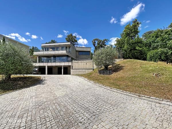 BIEN D'EXCEPTION!! Maison moderne de 228m² habitables sur sous-sol complet terrain 3295m²