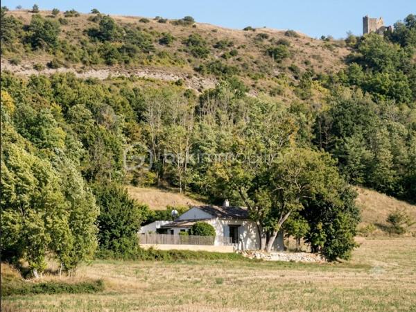 Saint Maime au pied de la chapelle à découvrir cette maison Type 5 plain pied  de 180 m² ( à part une chambre en mezzanine )  sur un terrain clôturé et arboré de 925m². Celle ci en bordure de champs   et sans vis à vis  s' ouvre sur une grande terrasse de 200 m²  en partie ombragée avec  une piscine 10x 5 m. Maison en grande partie plain pied qui se compose d un grand salon lumineux de 70 m², d' une cuisine équipée, d' une grande et belle salle de bains avec douche italienne qui donne sur la terrasse, de 3 chambres dont une en mezzanine et d' une salle de sport de 24 m² qui peut être transformée en chambre et même en suite parentale. Pas de travaux à prévoir.