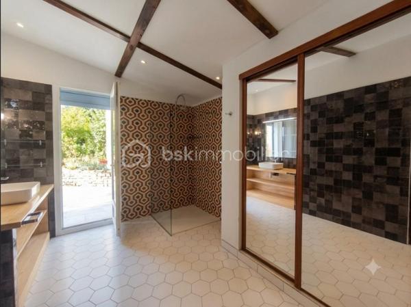 Saint Maime au pied de la chapelle à découvrir cette maison Type 5 plain pied  de 180 m² ( à part une chambre en mezzanine )  sur un terrain clôturé et arboré de 925m². Celle ci en bordure de champs   et sans vis à vis  s' ouvre sur une grande terrasse de 200 m²  en partie ombragée avec  une piscine 10x 5 m. Maison en grande partie plain pied qui se compose d un grand salon lumineux de 70 m², d' une cuisine équipée, d' une grande et belle salle de bains avec douche italienne qui donne sur la terrasse, de 3 chambres dont une en mezzanine et d' une salle de sport de 24 m² qui peut être transformée en chambre et même en suite parentale. Pas de travaux à prévoir.