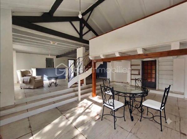 Saint Maime au pied de la chapelle à découvrir cette maison Type 5 plain pied  de 180 m² ( à part une chambre en mezzanine )  sur un terrain clôturé et arboré de 925m². Celle ci en bordure de champs   et sans vis à vis  s' ouvre sur une grande terrasse de 200 m²  en partie ombragée avec  une piscine 10x 5 m. Maison en grande partie plain pied qui se compose d un grand salon lumineux de 70 m², d' une cuisine équipée, d' une grande et belle salle de bains avec douche italienne qui donne sur la terrasse, de 3 chambres dont une en mezzanine et d' une salle de sport de 24 m² qui peut être transformée en chambre et même en suite parentale. Pas de travaux à prévoir.