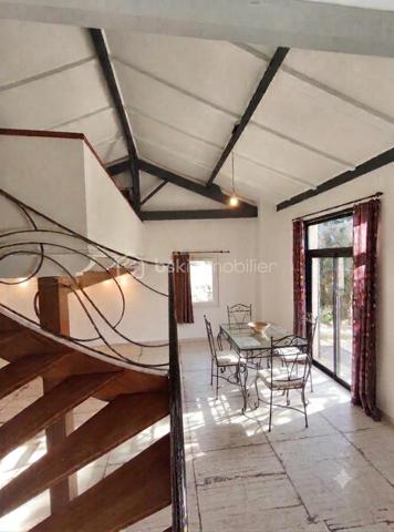 Saint Maime au pied de la chapelle à découvrir cette maison Type 5 plain pied  de 180 m² ( à part une chambre en mezzanine )  sur un terrain clôturé et arboré de 925m². Celle ci en bordure de champs   et sans vis à vis  s' ouvre sur une grande terrasse de 200 m²  en partie ombragée avec  une piscine 10x 5 m. Maison en grande partie plain pied qui se compose d un grand salon lumineux de 70 m², d' une cuisine équipée, d' une grande et belle salle de bains avec douche italienne qui donne sur la terrasse, de 3 chambres dont une en mezzanine et d' une salle de sport de 24 m² qui peut être transformée en chambre et même en suite parentale. Pas de travaux à prévoir.