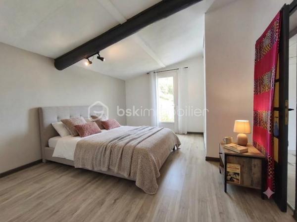 Saint Maime au pied de la chapelle à découvrir cette maison Type 5 plain pied  de 180 m² ( à part une chambre en mezzanine )  sur un terrain clôturé et arboré de 925m². Celle ci en bordure de champs   et sans vis à vis  s' ouvre sur une grande terrasse de 200 m²  en partie ombragée avec  une piscine 10x 5 m. Maison en grande partie plain pied qui se compose d un grand salon lumineux de 70 m², d' une cuisine équipée, d' une grande et belle salle de bains avec douche italienne qui donne sur la terrasse, de 3 chambres dont une en mezzanine et d' une salle de sport de 24 m² qui peut être transformée en chambre et même en suite parentale. Pas de travaux à prévoir.